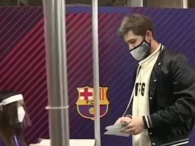 世体表示,巴塞罗那只愿意和后卫罗伯托续约一年。