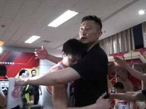 防守赢得总冠军！取得决赛首胜之后杜锋在更衣室激情演讲