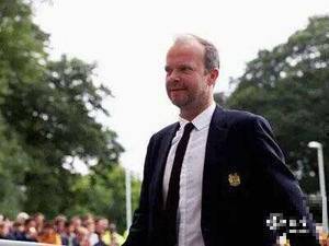 据英国媒体报道，曼联队主席乔尔格雷泽说服伍德沃德放弃辞职。