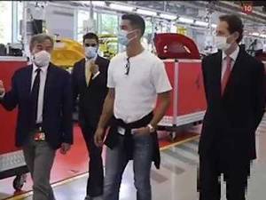 壕!C罗参观法拉利工厂再购超跑一辆