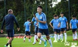 东方体育日报：申花夏训的地点在大连，吴曦金信煜缺席。