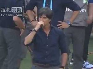 不太雅观?勒夫抹鼻子后与C罗握手