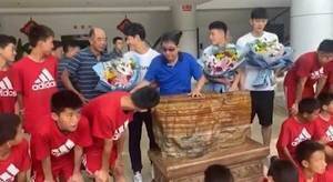 武磊与颜骏凌、王燊超等海港球员回到崇明基地，看望徐根宝指导