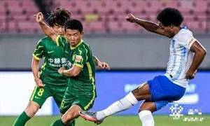 张玉宁进球,两队各罚一人。 北京国安1-3为天津津门虎