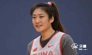 女子篮球运动员李梦：巴黎奥运会的目标是站在领奖台上，升国旗奏国歌。