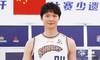 王哲林穿着94号军服担任上海大鲨鱼男篮队长,科兰贝格担任副队长