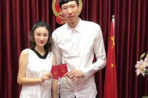 妻子明确了周琦眼睛的伤口：没有第三次复查总是看不到手机