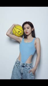 男人装杂志!美娜晒视频:辣妹拍照站姿示范