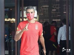 利润好! 中国国家足球队队员阿兰重新开始了全队练习