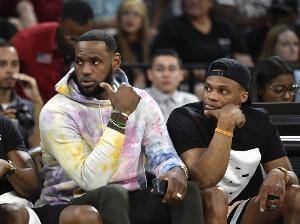 湖人目前有7位全明星 NBA从未有过7位全明星为同一队出战的情况