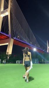 你想和这个小姐姐一起踢球吗