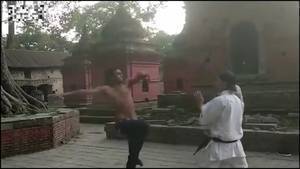 哪方赢?街斗专家vs空手道黑带!