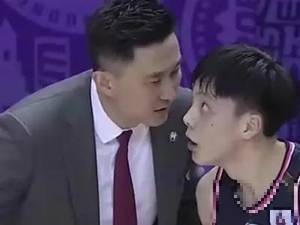 好歹也是FMVP了!杜锋在节目中表示现在不敢吃胡明轩了