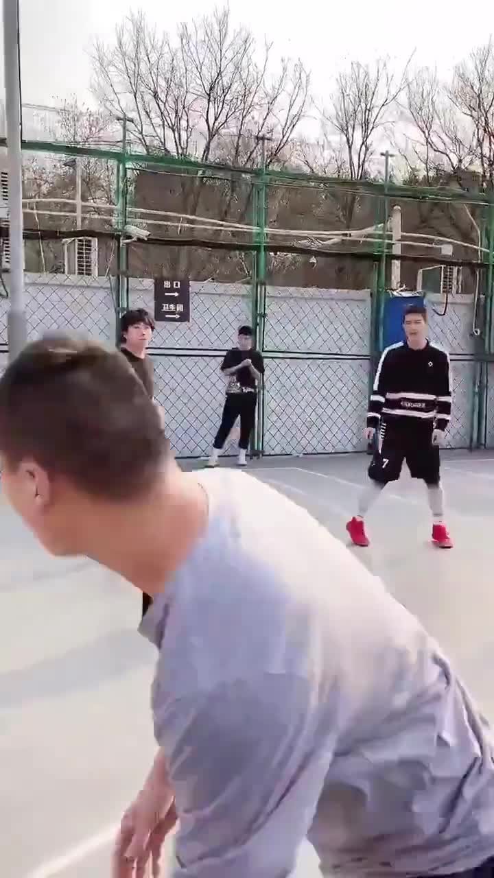 有一说一,这哥们儿的篮球水平怎么样!