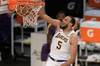 🎥小试牛刀!霍顿-塔克训练中上演胯下换手扣篮