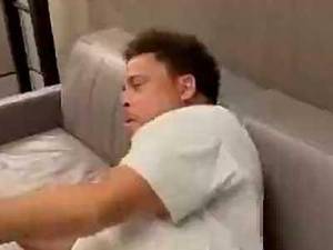 可爱!大罗做完核酸检测痛苦掩面