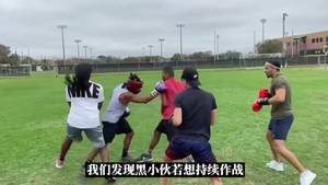 嚣张小黑单挑不过瘾 挑战四人被围攻毫无还手之力