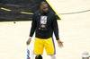 老詹社媒晒训练图并配文:第19年从两周后开始!冲冲冲!