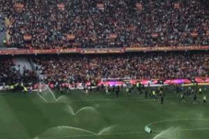 朗斯vs里尔半场出现大规模球迷骚乱，下半场比赛一度无法开球