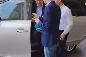 商务车坐不进去！姚明出席活动遇到坐车烦恼愁容满面