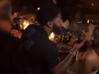 🎥深情！戴维斯在婚礼彩排上对妻子单膝跪地献唱