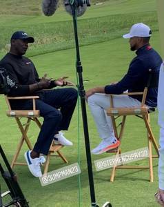 Two GOATs!库里参与高尔夫转播 期间偶遇乔丹