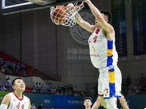 这瞎子可见的天赋啊!辽篮新星张镇麟杀入内线一跃而起隔扣三人