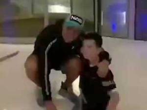 暖心!C罗和失去双腿的小球迷亲切互动