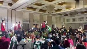 家长们一脸懵圈!沈阳一新郎婚礼现场穿绿色球衣配合入场