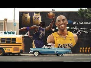 曼巴门徒!布克在NBA官方短片中深情望着科比壁画