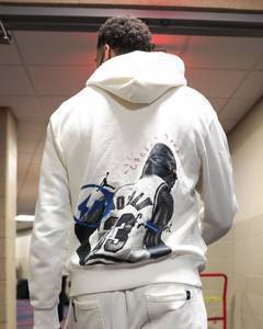 致敬Goat!拉文身穿乔丹印花卫衣入场