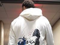 致敬Goat!拉文身穿乔丹印花卫衣入场