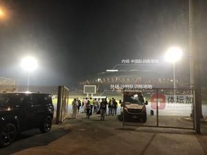 马德兴围观沙特训练:节奏快对抗强,两名伤员全程参与