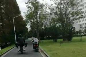 像玩具一样的摩托车！ 粉丝们乘坐周琦上海交大摩托车上课的趣闻