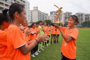 踢出大山&mdash;&mdash;山区女孩王佳月登上欧国联决赛现场大屏
