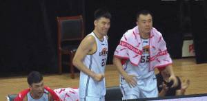 控球前锋!<a href='https://https://www.10339.com/shipin/zhangzhenlin/' title='张镇麟'><span style='color:#3498db'>张镇麟</span></a>三节打卡贡献18分3板8助6断