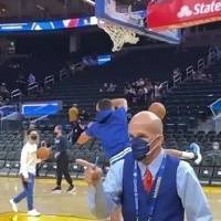 库里比赛前热身,单手将淘气鬼媒体空连接: Air Curry