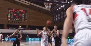 韩德君防守时被郭凯打到面部 离场接受治疗