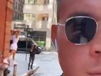 格里芬戏弄路人的街道快照:模型站在消防栓上城市再次变得快乐