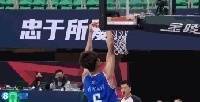这是……天津队的中锋潘宁在没有干扰的情况下灌篮脱手