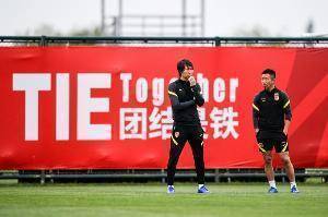 媒体工作者罗明:中国足球队前12强的目标是小组未能垫底的李铁接任中国足球队有点早