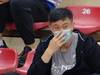 这是在偷战术吗！广东男篮主帅杜锋在场边观战新疆男篮比赛
