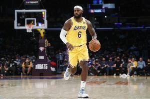 里程碑! 詹姆斯超级卡尔马龙,NBA历史开幕战总得分王