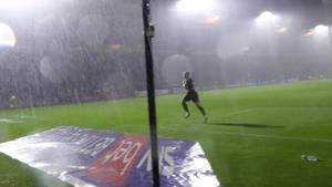 公然划水🤣!英甲普利茅斯球员暴雨中艰难进球后游泳庆祝