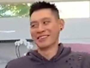 暴力男孩，林书豪输游戏后怒砸手柄