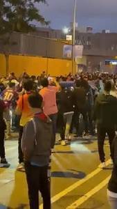 输给有点过头的国家德比后,科曼被球迷包围、谩骂、竖中指,
