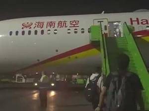 国足Vlog:归国机长广播温暖感人,抵达苏州积极备战