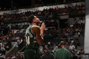 字母第4场单人赛至少40分15板5助ABA-NBA合并以来,仅次于威少