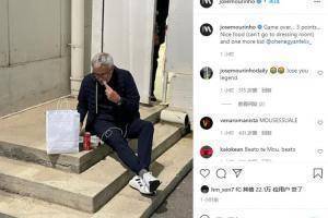 穆帅坐在楼梯上吃点心：不能去更衣室吃。 另外，发现了好苗