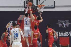 沈梓捷篮下再次戴上大帽子的前队友李慕豪随后贺希宁反击篮筐3分
